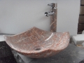 バラの赤大理石のシンクと浴室の洗面器