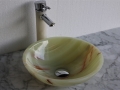 丸い形のオニキスのバスルームのシンクと洗面器
