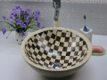 丸い形の大理石モザイクのバスルームのシンクと洗面器