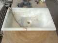 正方形の形のオニキスのバスルームのシンクと洗面器