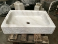 白い大理石の洗面器の正方形のシンク