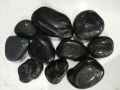小石を磨かれた黒の高 3-5 cm