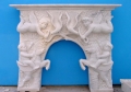 白の装飾的な大理石の暖炉のマントルピース