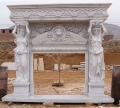 美しい彫刻と白い大理石の暖炉のマントルピース