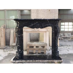 アンティークの黒い装飾的な大理石の暖炉のマントルピース
