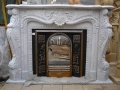 フレンチ スタイルの白い大理石の暖炉のマントルピース