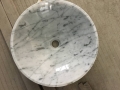 丸い形の白いカッラーラ大理石のシンクと洗面器